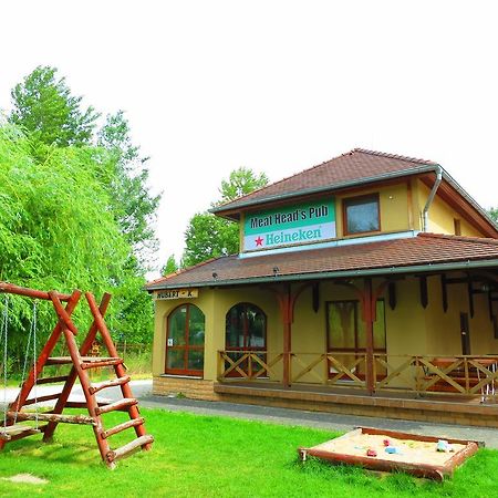 Guest House Meat Heads Pub Komárno المظهر الخارجي الصورة