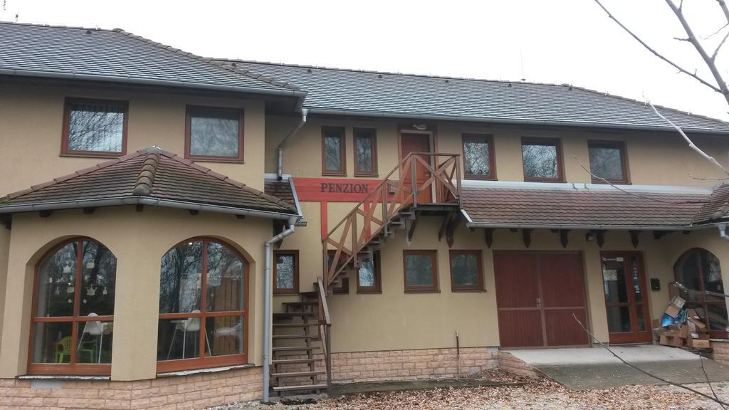 Guest House Meat Heads Pub Komárno المظهر الخارجي الصورة